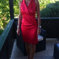 Elisabeth Lanz in rotem Abendkleid